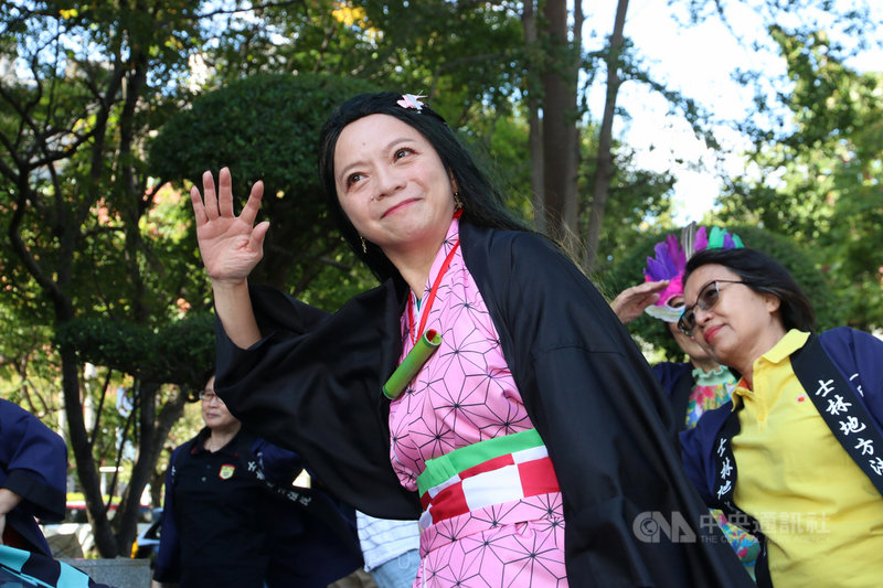 士林地方法院院長蘇素娥(前)31日以漫畫人物「禰豆子」裝扮亮相,主持「小小審判長」活動,還與參加活動的小朋友大跳鯊魚舞。中央社記者蕭博文攝 109年10月31日