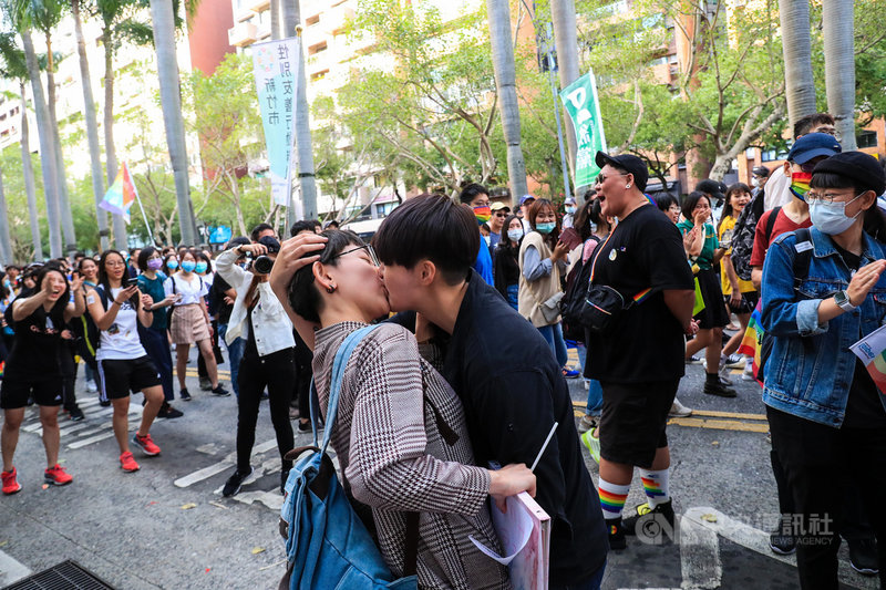 一年一度的台灣同志遊行31日下午登場,活動今年邁入第18屆,主題為成人之美,希望性多樣社群不只是被看見,更能被真正地理解與尊重。遊行過程中,一對同志情侶在街頭忘情擁吻,引起民眾歡呼。中央社記者吳家昇攝 109年10月31日