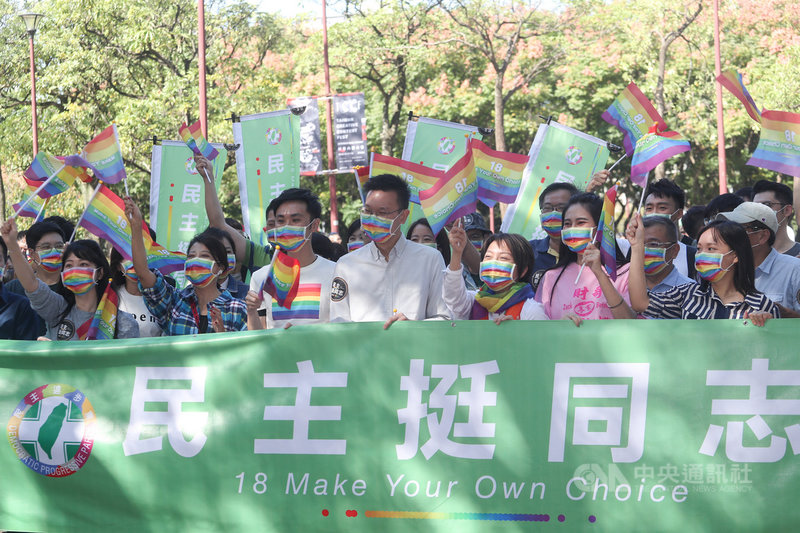 2020第18屆台灣同志遊行31日下午在台北市政府前廣場登場,民進黨副秘書長林飛帆(前中)率黨籍立委、議員及黨公職人員組隊參加,也號召還沒參加過同志遊行的「首遊族」年輕朋友參與。中央社記者裴禛攝 109年10月31日