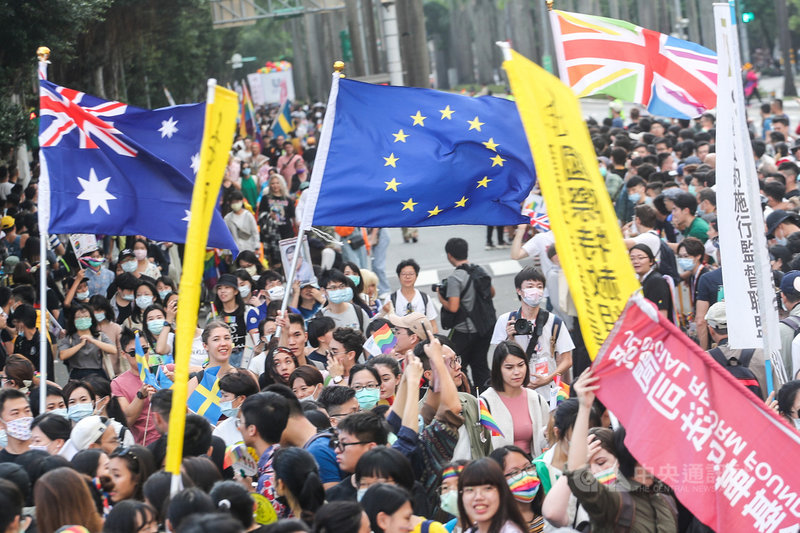 2020第18屆台灣同志遊行31日下午在台北市政府前廣場登場,主題為「成人之美」,部分國家駐台機構也參與響應,揮舞國旗加入遊行行列。中央社記者裴禛攝 109年10月31日