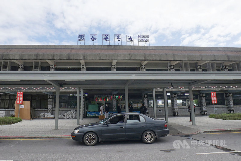 台鐵花蓮火車站後站1樓大廳今年8月起封閉施工,將打造全台首座火車站禮賓候車室,希望提供旅客更舒適的候車體驗,預計民國110年1月啟用,未來第2階段則計畫擴展到2樓陽台部分。中央社記者張祈攝 109年10月31日