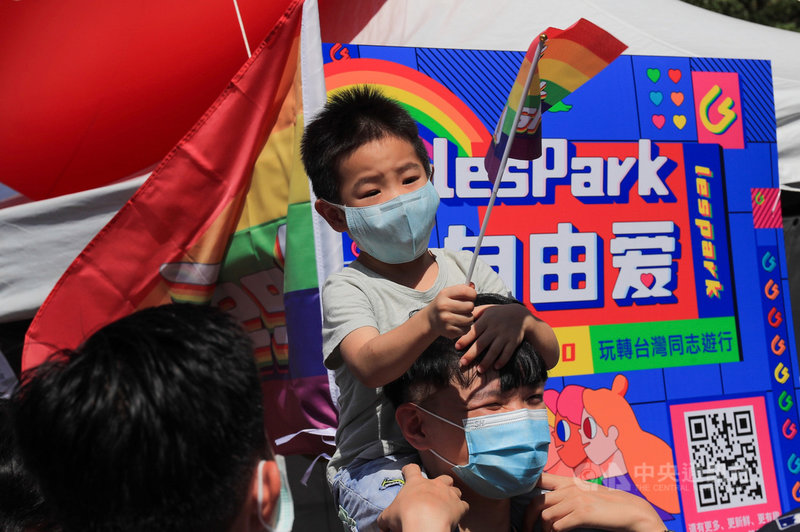 一年一度的台灣同志遊行今年邁入第18屆,31日下午在台北市政府前集結出發,活動主題為「成人之美」,盼每個人都能理解並尊重他人的認同;現場有小朋友隨大人一同參與遊行,坐在大人肩頭上揮舞小小彩虹旗。中央社記者吳家昇攝 109年10月31日