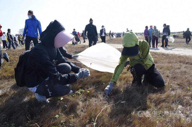澎湖縣政府31日在白沙鄉後寮沙灘舉行秋季千人淨灘活動,1400位民眾在風中撿拾海洋廢棄物,維護美麗的海岸景觀。中央社 109年10月31日