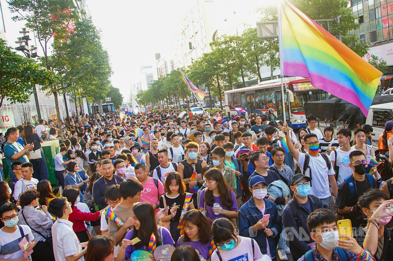 一年一度的台灣同志遊行31日在台北街頭熱鬧登場,遊行活動至今年邁入第18屆,吸引愈來愈多民眾參與響應,放眼望去,遊行隊伍中充滿各式彩虹意象。中央社記者王騰毅攝 109年10月31日