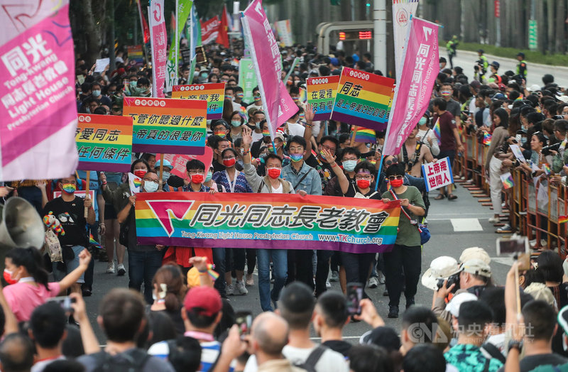 日前傳出國家祈禱早餐會籌備會因同志遊行建議總統蔡英文不出席的爭議,有教會團體31日現身參與台灣同志遊行,表達對同志族群的力挺。中央社記者裴禛攝 109年10月31日