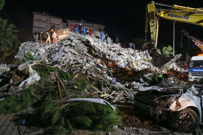 愛琴海地區30日發生規模7.0強震,土耳其、希臘共30人罹難、逾900人受傷。圖為災後救援工作。(安納杜魯新聞社)