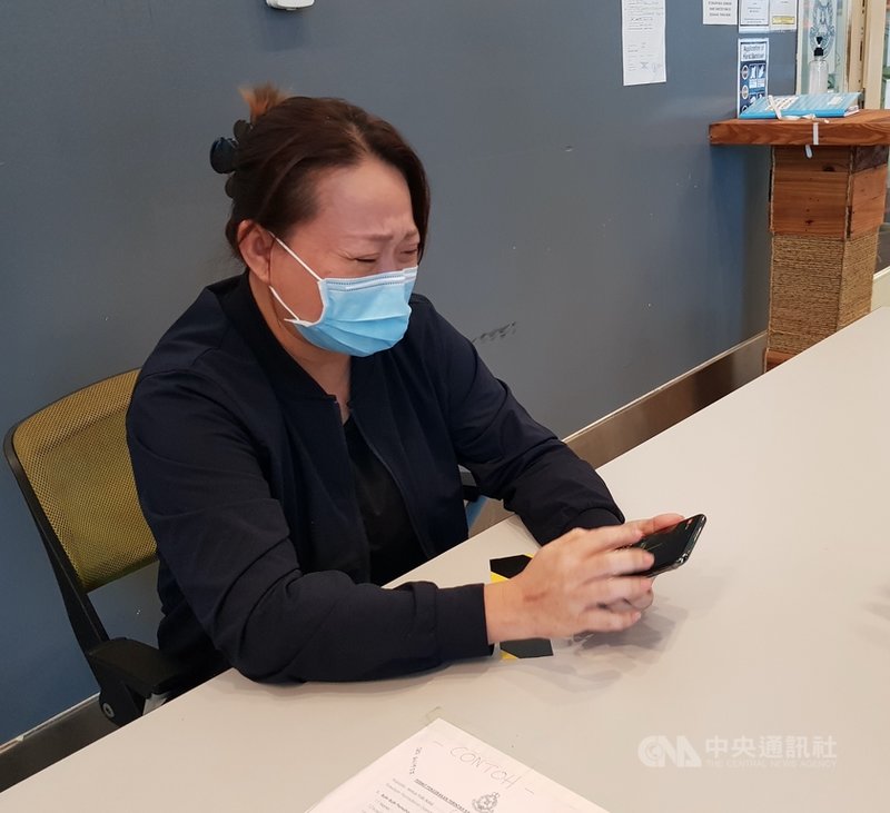 長榮大學馬來西亞籍鍾姓女學生遭勒斃,鍾母說:「我想知道凶嫌到底對我女兒做了哪些事?他有沒有把我女兒虐待至死?就算知道了答案我不能怎樣,但我還是想知道。」中央社記者孫天美攝 109年10月31日