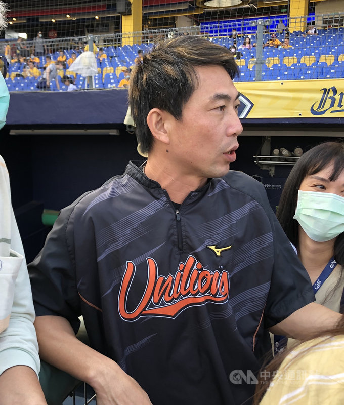中職31年台灣大賽31日將正式開打,統一獅總教練林岳平(中)也把「代」字拿掉正式以總教練領軍,簽打序時心情大不同,林岳平受訪笑說,「今天也是我的(總教練)第一次」。中央社記者謝靜雯攝 109年10月31日