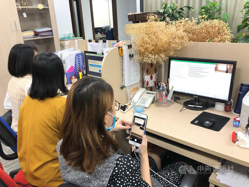 越南是台灣第2大境外學生來源地，受新型冠狀病毒疫情影響，2020年台灣高等教育展10月31日以線上方式進行，尖峰時刻逾3000人同時在線。圖為在越南的學生線上收看、參與。（中華民國駐越南代表處提供）中央社記者陳家倫河內傳真　109年11月1日
