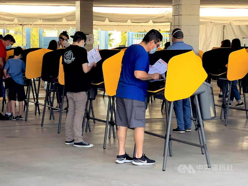 美國職棒洛杉磯道奇球場10月30日起設置70台電子投票裝置,供選民提前投票。中央社記者林宏翰洛杉磯攝 109年11月1日