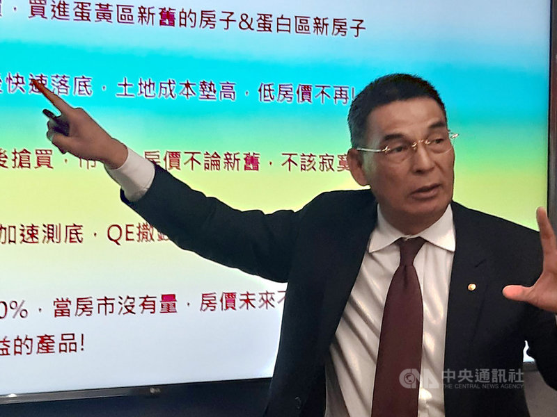 對於房市出現漏夜排隊買房的怪象,戴德梁行董事總經理顏炳立直言,房屋買賣不是嘉年華,一看就知是少數業者炒作。中央社記者潘智義攝 109年11月1日