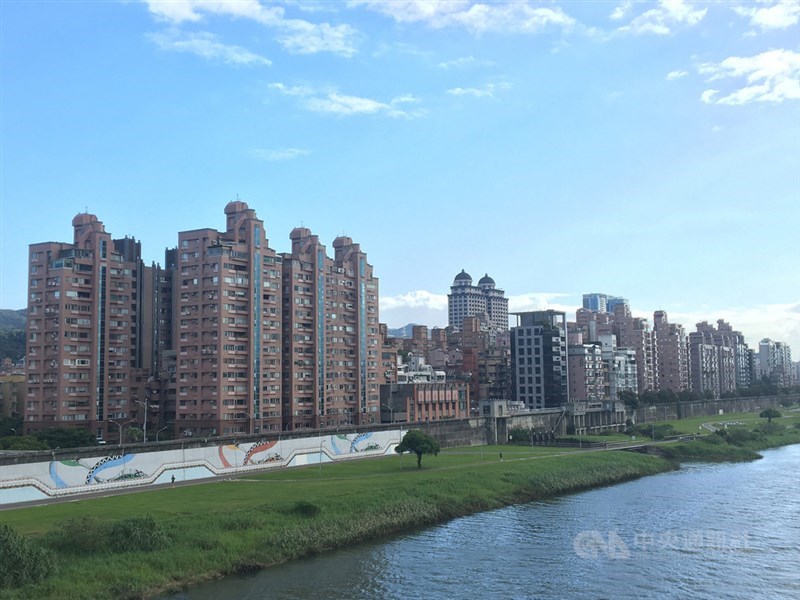 隨海外資金回流、資金寬鬆與低利等條件匯聚,帶動房市明顯升溫。根據房仲業統計,北台灣今年前3季累計推案量已達新台幣9405.75億元,年增600億元。中央社記者蔡芃敏攝 109年11月1日