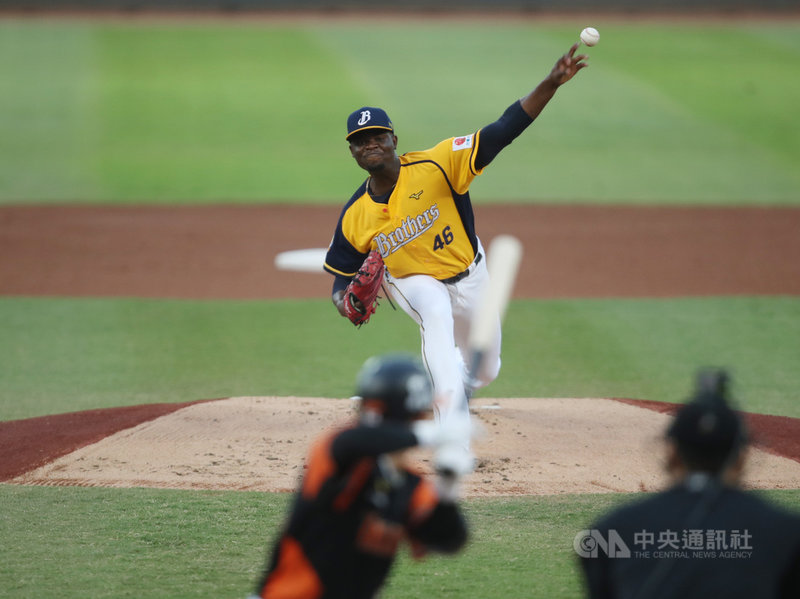 中華職棒7戰4勝制總冠軍賽(台灣大賽)第2戰1日在台中洲際棒球場舉行,中信兄弟「三冠王」德保拉(Jose De Paula)8局優質先發、表現優異,連5打席投出三振、平聯盟紀錄,兄弟終場以9比1擊敗統一獅、扳平戰局。中央社記者張新偉攝 109年11月1日