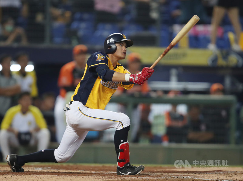 中華職棒7戰4勝制總冠軍賽(台灣大賽)1日在台中洲際棒球場進行第2戰,中信兄弟隊打線發揮,台灣大賽史上最年輕同場先發兄弟檔岳東華(圖)、岳政華開賽又再寫紀錄,兩人同局開轟、都是2分砲,為史上第1次。中央社記者張新偉攝 109年11月1日