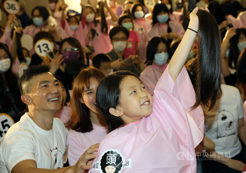 癌症希望基金會1日舉辦「第6屆百人捐髮」活動,藝人劉畊宏(後左1)、王婉霏(後左2)夫婦帶著兒子宇恩(前)到場響應,捐出蓄留3年長髮的宇恩開心地說:「很高興自己能堅持到現在。」中央社記者郭日曉攝 109年11月1日