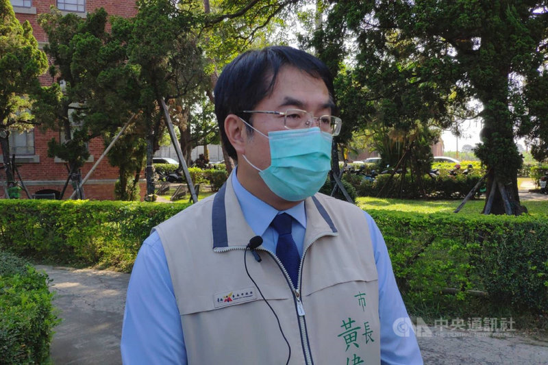 長榮大學馬來西亞籍女學生10月28日晚上遭強擄殺害,死者家屬11月23日要求國賠,台南市長黃偉哲(圖)今天表示,將協助請求,也希望全案判決符合社會期待。(中央社檔案照片)