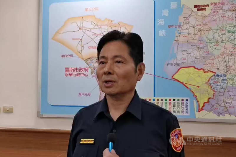 台南市政府警察局針對長榮大學馬來西亞籍女學生遭擄殺案進行檢討,局長詹永茂(圖)1日召開記者會宣布台南市警察局的調查結果,並表示已報請警政署將歸仁分局長楊慶裕調整為內勤職務,自己也向市長黃偉哲自請處分。(讀者提供)中央社記者楊思瑞台南傳真 109年11月1日