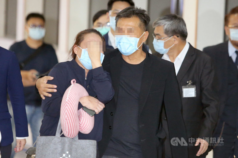 長榮大學遇害的馬來西亞籍女大生家屬律師葉海量指出,台灣檢調單位至今未聯繫他們,懇求蔡總統勿讓案件被吃案。圖為馬來西亞籍女大生父母(前)先前搭機抵達桃園國際機場。(中央社檔案照片)