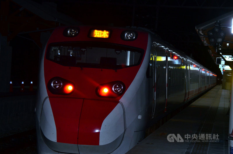 環島鐵路電氣化最後一哩路枋寮至知本將在12月底通車,鐵道局10月31日晚間至11月1日清晨密集試車,這也是普悠瑪列車首次穿越中央山脈。中央社記者盧太城攝 109年11月1日
