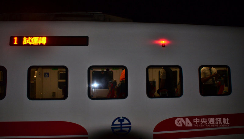 環島鐵路電氣化最後一哩路枋寮至知本將在12月底通車,鐵道局10月31日晚間至11月1日清晨密集試車,這也是南迴鐵路電氣化首航,普悠瑪的速度可達時速120公里。中央社記者盧太城攝 109年11月1日