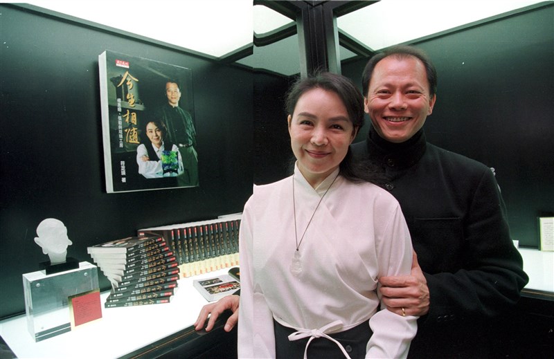 張毅(右)與楊惠姍兩人相伴逾30載,是工作夥伴也是生活搭檔。圖為1999年「今生相隨」新書發表會,楊惠姍與張毅以書訴說兩人愛情故事與民族藝術傳奇。(中央社檔案照片)