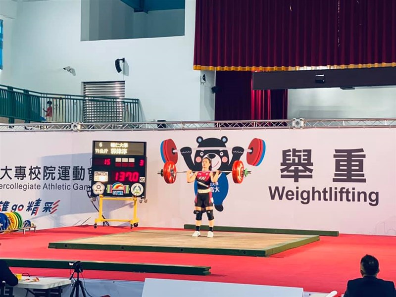 「舉重女神」郭婞淳1日全大運越級挑戰71公斤量級，以抓舉106公斤、挺舉137公斤、總和243公斤奪金。（圖取自facebook.com/kuohsingchuntaiwan）