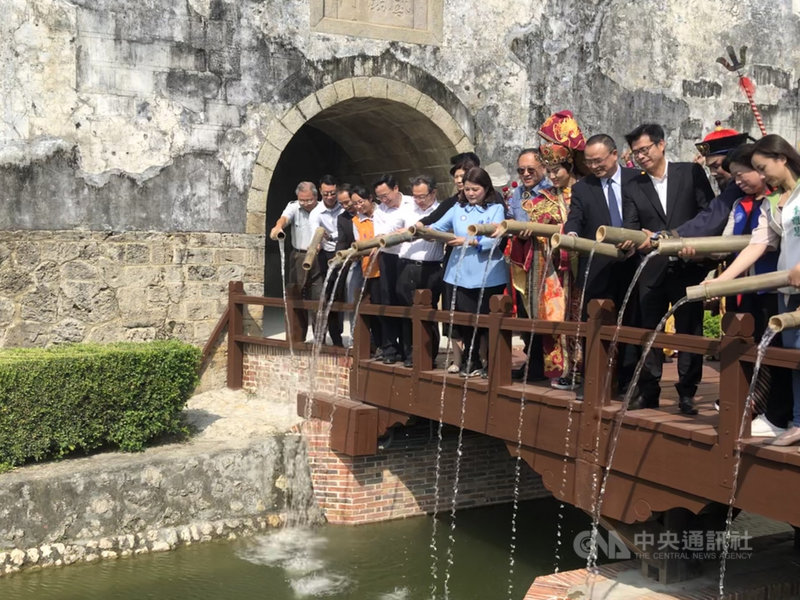有「台灣第一石城」之稱的高雄左營舊城東門,走過颱風崩塌災害,護城河睽違12年再度通水啟用。高雄市長陳其邁(右4)2日到場為護城河注水,期盼左營舊城成為高雄觀光新亮點。中央社記者侯文婷攝 109年11月2日