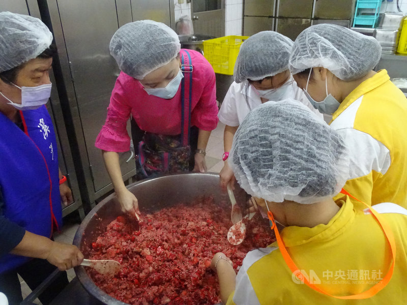 新北市教育局2日表示,推動學校食農教育,溪洲國小學生除瞭解稻米生產行銷、營養成分,並結合紅麴和台產稻米,義賣米糕捐做公益獎學金。(溪洲國小提供)中央社記者黃旭昇新北傳真 109年11月2日