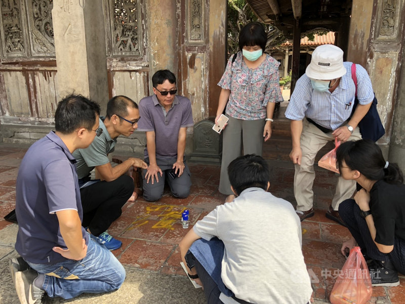 鹿港龍山寺遭人四處噴漆,文化部文化資產局與專家學者2日到場勘查,了解建物損壞狀況,並初擬清潔方法,以小範圍區域進行試驗,後續依現勘委員建議開始進場施作。(彰化縣文化局提供)中央社記者蕭博陽彰化縣傳真 109年11月2日