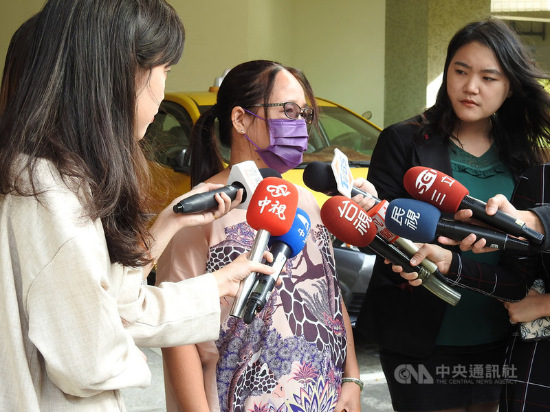 新北市新莊區一處公寓2日發生墜樓事件,男子從高處墜樓砸中行駛中的機車,李姓女騎士(中)幸運僅受擦傷,她事後哽咽表示,應是今年過世爸媽及婆婆有保佑。中央社記者王鴻國攝 109年11月2日