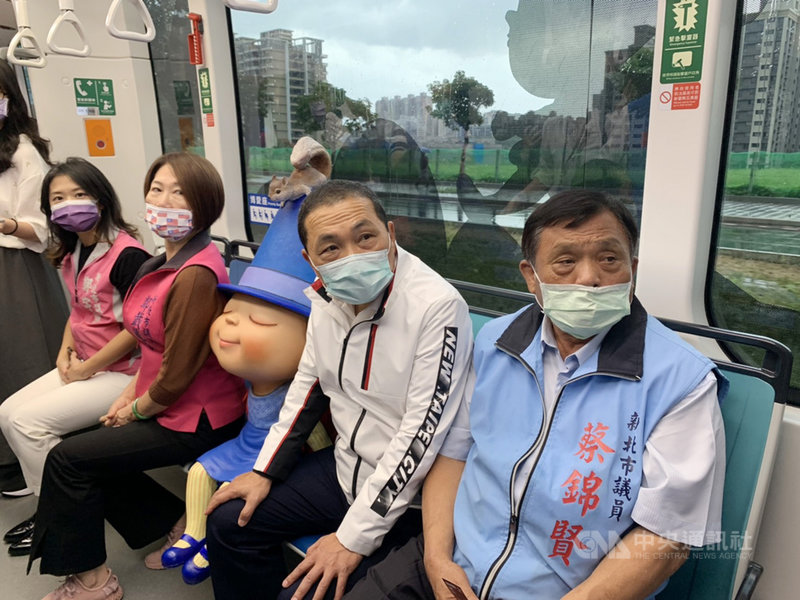 新北市長侯友宜（右2）2日視察「淡海輕軌第一期藍海線」通車前整備狀況時表示，只要交通部核定，最快11月就能正式營運。中央社記者沈佩瑤攝　109年11月2日
