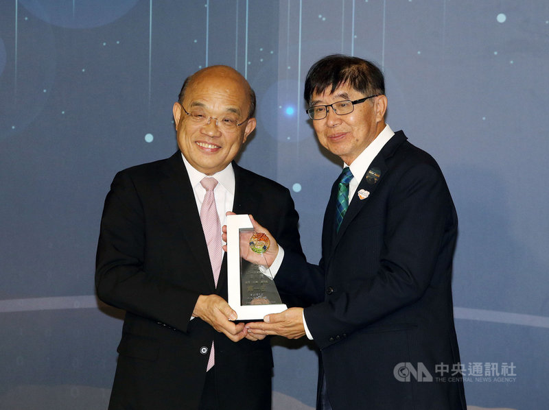 健保署口罩供需資訊平台2日獲國發會政府資料開放應用獎生活應用組第一名,由行政院長蘇貞昌(左)頒獎表揚,健保署長李伯璋(右)代表受獎。中央社記者郭日曉攝 109年11月2日