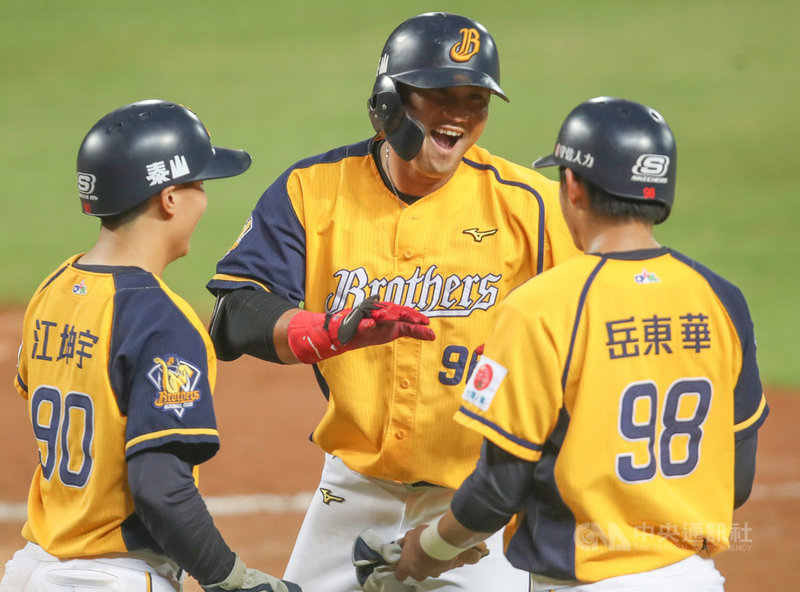 中華職棒中信兄弟野手蘇緯達(中)例行賽累積7支代打全壘打是聯盟紀錄,1日台灣大賽第2戰8局代打敲出3分砲,是總冠軍賽個人首支代打全壘打。蘇緯達表示,代打只有一次機會,上場前都會告訴自己,「已經準備好了、我是最強的,全力攻擊」。圖為1日比賽畫面。中央社記者張新偉攝 109年11月2日