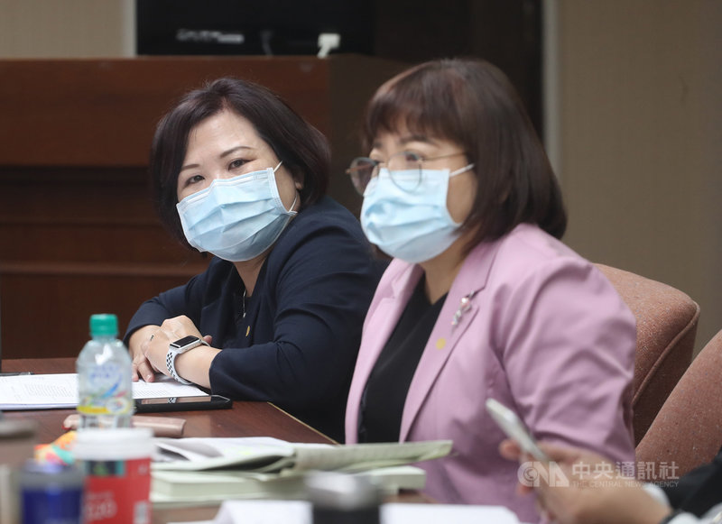 印尼主張雇主分擔移工部分安置費,引發台灣雇主反彈。勞動部長許銘春(左)2日在立法院表示,已收到印尼駐台機構的回函,但僅說明適用行業與雇主應支付項目,以及此措施不只針對台灣等資訊,其他部分都沒有具體說明,會繼續跟印尼接洽。中央社記者裴禛攝 109年11月2日