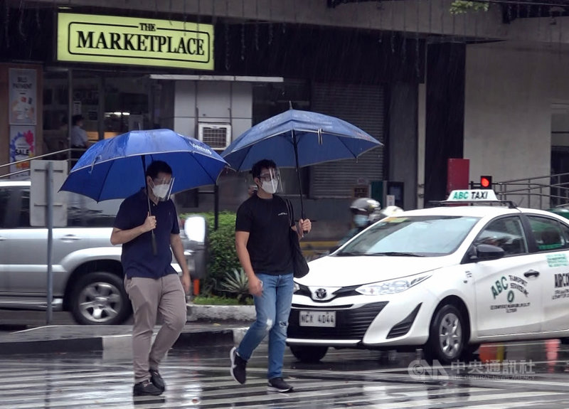 天鵝颱風1日橫掃馬尼拉都會區南方各省,但在馬尼拉地區,帶來的風雨不如呂宋島南部猛烈。中央社記者陳妍君馬尼拉攝 109年11月2日