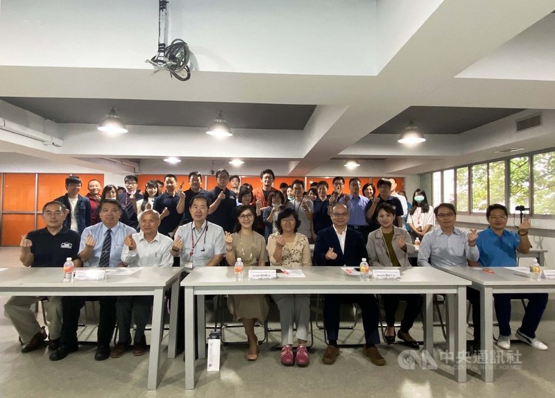 龍華科技大學與樂生療養院合作進行場域重現樂生院區風貌文化振興計畫,包括學務處、文化創意與數位媒體設計系、多媒體與遊戲發展科學系、觀光休閒系等系的師生共同投入參與。(龍華科大提供)中央社記者許秩維傳真 109年11月2日