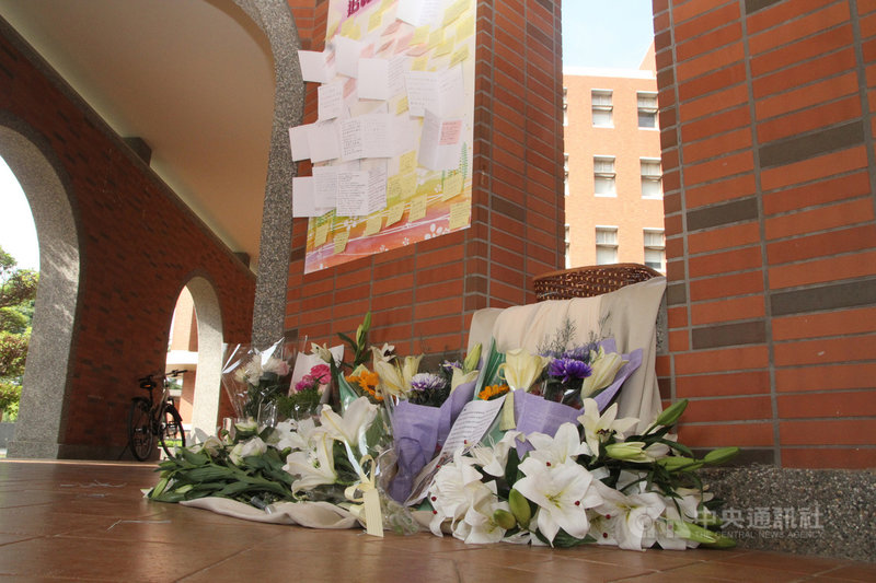 長榮大學馬來西亞籍女學生遭擄殺,校方展開各項檢討工作,並在校內設置追思牆,連日來有不少師生獻花、貼小卡片。中央社記者楊思瑞攝 109年11月2日