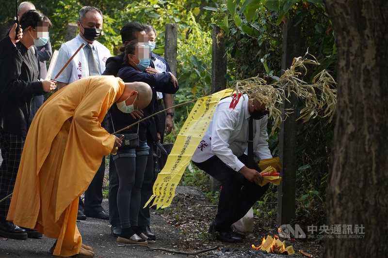 長榮大學馬來西亞籍女學生遭強擄殺害,女學生父母2日下午到高雄市阿蓮區的棄屍地點招魂,招魂儀式由法師主持進行。中央社記者董俊志攝 109年11月2日