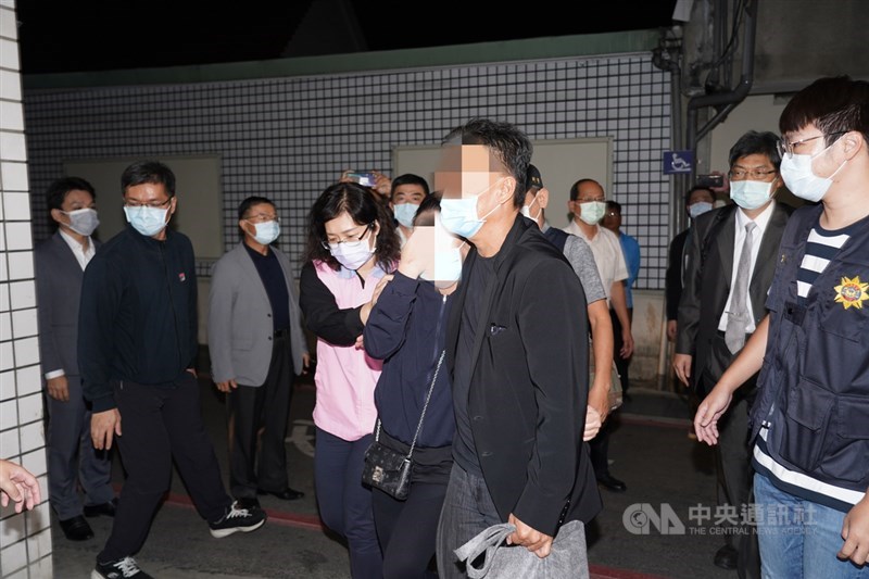長榮大學馬來西亞籍遇害女大生的父母1日晚間從桃園入境,依規定武漢肺炎採檢結果呈陰性後,搭乘專車直奔高雄市殯儀館見女兒最後一面,母親淒楚的哭泣聲在寧靜的夜晚就像心如刀割一般,令人聞之鼻酸。中央社記者董俊志攝 109年11月2日