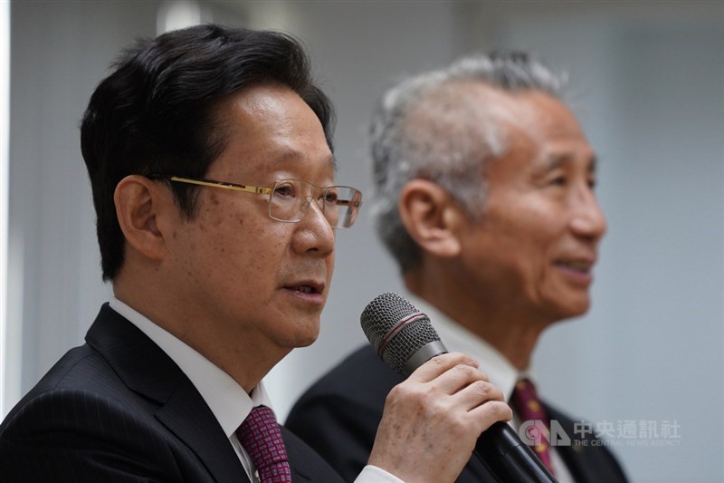 大同公司經營權正式易主,2日董事會中通過由東森電視、台苯董事長林文淵(前)擔任董事長一職,大同會後召開說明記者會,林文淵在三圓建設董事長王光祥(後)陪同下出席接受媒體提問。中央社記者徐肇昌攝 109年11月2日