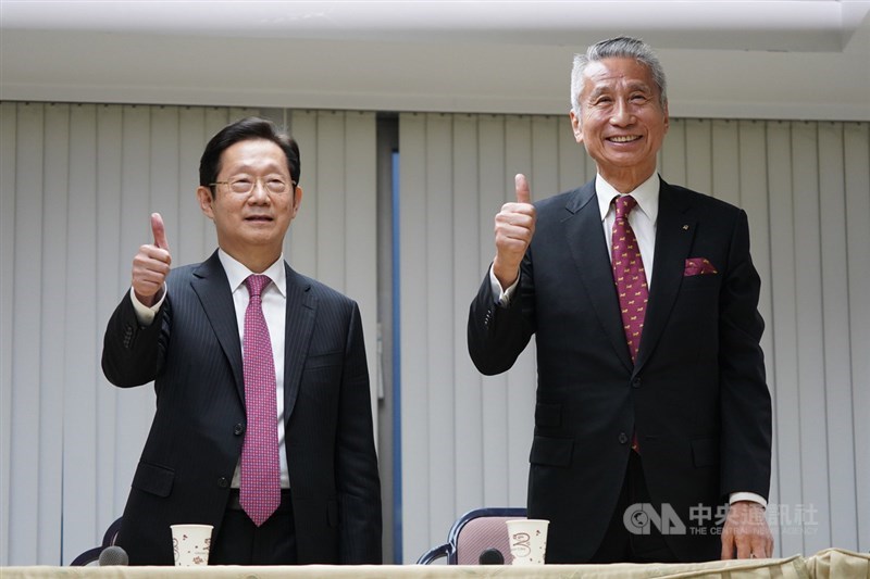大同公司經營權正式易主,董事會中通過由東森電視、台苯董事長林文淵(左)擔任董事長一職,成為首位非創辦人林尚志家族的董事長。林文淵2日與三圓建設董事長王光祥(右)出席說明記者會,比讚接受拍攝。中央社記者徐肇昌攝 109年11月2日