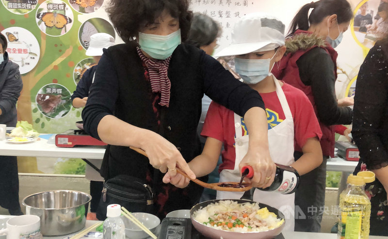 新北市教育局推動食農教育,其中,中泰國小學生收割自己種植的稻米製作美食,以料理競賽培養孩子的生活能力,承傳廚藝凝聚親子情感。(中泰國小提供)中央社記者黃旭昇新北傳真 109年11月2日