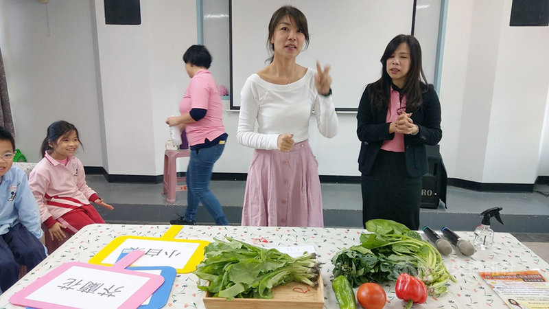 新北市教育局2日表示,推動食農教育,大豐國小從幼兒園開始,開闢農場自種自食。家長會參與為孩子們解說蔬菜的種類及對身體的營養。(大豐國小提供)中央社記者黃旭昇新北傳真 109年11月2日