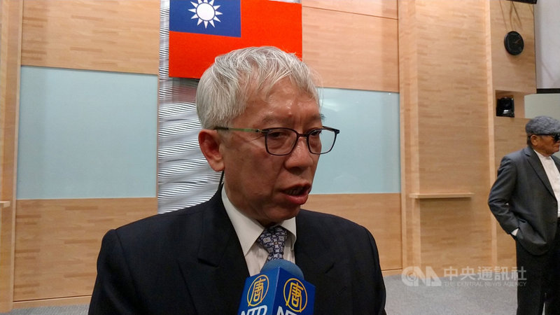 國立台灣美術館新任館長梁永斐(前)2日表示,上任後將辦座談會傾聽員工聲音,並推動全民美學,也希望將表演藝術與音樂、舞蹈帶入館內。中央社記者蘇木春攝 109年11月2日