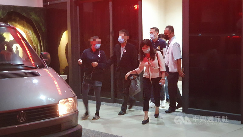 長榮大學遇害的馬來西亞籍女學生父母2日下午前往高雄市立殯儀館靈堂豎靈,進行約2小時儀式後,晚間搭乘防疫專車返回台南防疫旅館。中央社記者洪學廣攝 109年11月2日