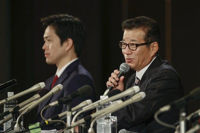 大力推動大阪都構想的大阪市長松井一郎(右)1日宣布將退出政壇。(共同社)