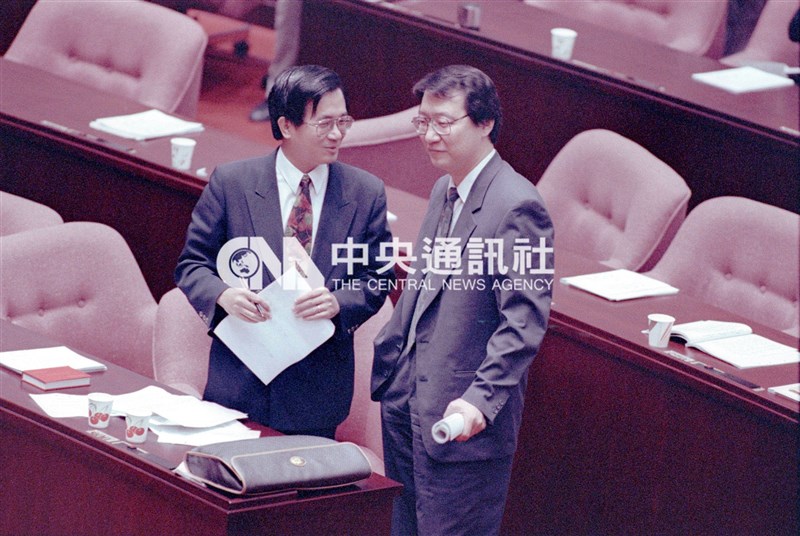 1993年6月,立法院進行「公職人員財產申報法」三讀程序,時任新國民黨連線要角的趙少康(右)與民進黨立法院黨團幹事長陳水扁(左)正在討論細節。(中央社檔案照片)