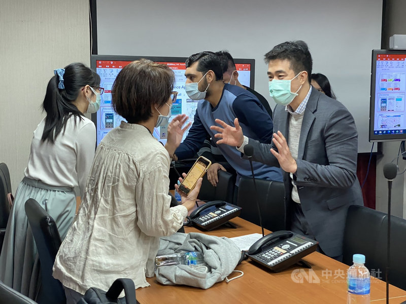 內政部警政署3日在台北市警察局舉辦「外國人如何使用警政服務App來維護人身安全」記者會,並邀請外籍學生和僑民參加,針對警政服務App現有功能進行討論交流,以作為未來提供英文版的參考意見。(警政署提供)中央社記者黃麗芸傳真 109年11月3日