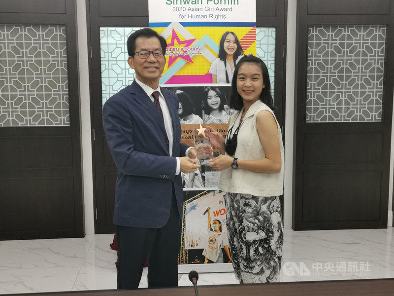 駐泰代表李應元(左)2日代表勵馨基金會頒發亞洲女孩人權獎給泰國獲獎人希麗婉(右),鼓勵她在拒絕校園霸凌以及捍衛在多元性別家庭中成長孩子權益的表現。(駐泰代表處提供)中央社記者呂欣憓曼谷傳真 109年11月3日