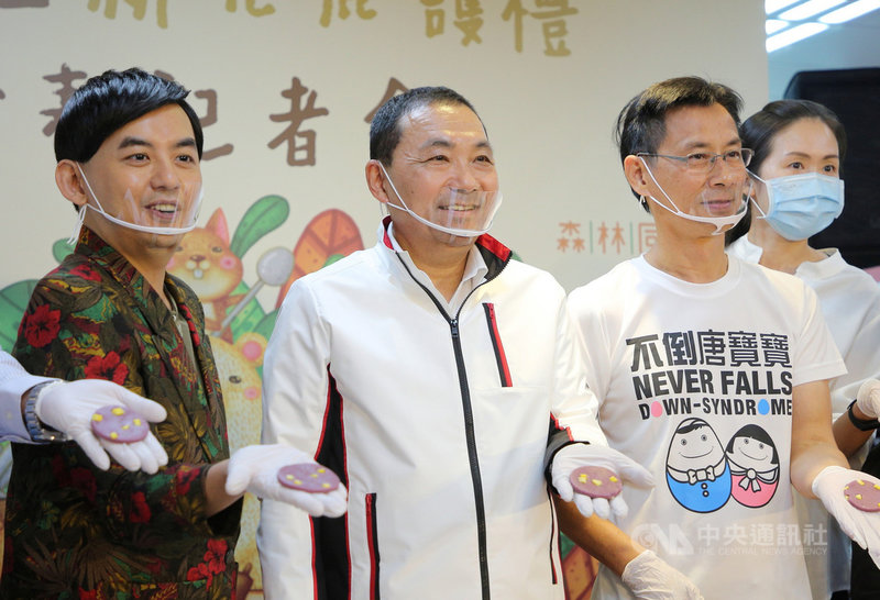 第7屆新北庇護禮發表記者會3日舉行,新北庇護工場代言人黃子佼(左)與新北市長侯友宜(左2)同台行銷,希望各界踴躍購買,每筆訂單都是對唐寶寶最大的支持與鼓勵。中央社記者王鴻國攝 109年11月3日